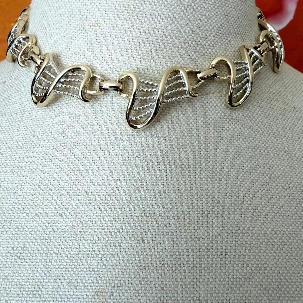 Vintage Gold Tone Sculptural Twisted Ribbon Link Statement Necklace